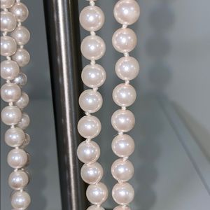 💚2for$18. Pearl necklace. One long strand glassy